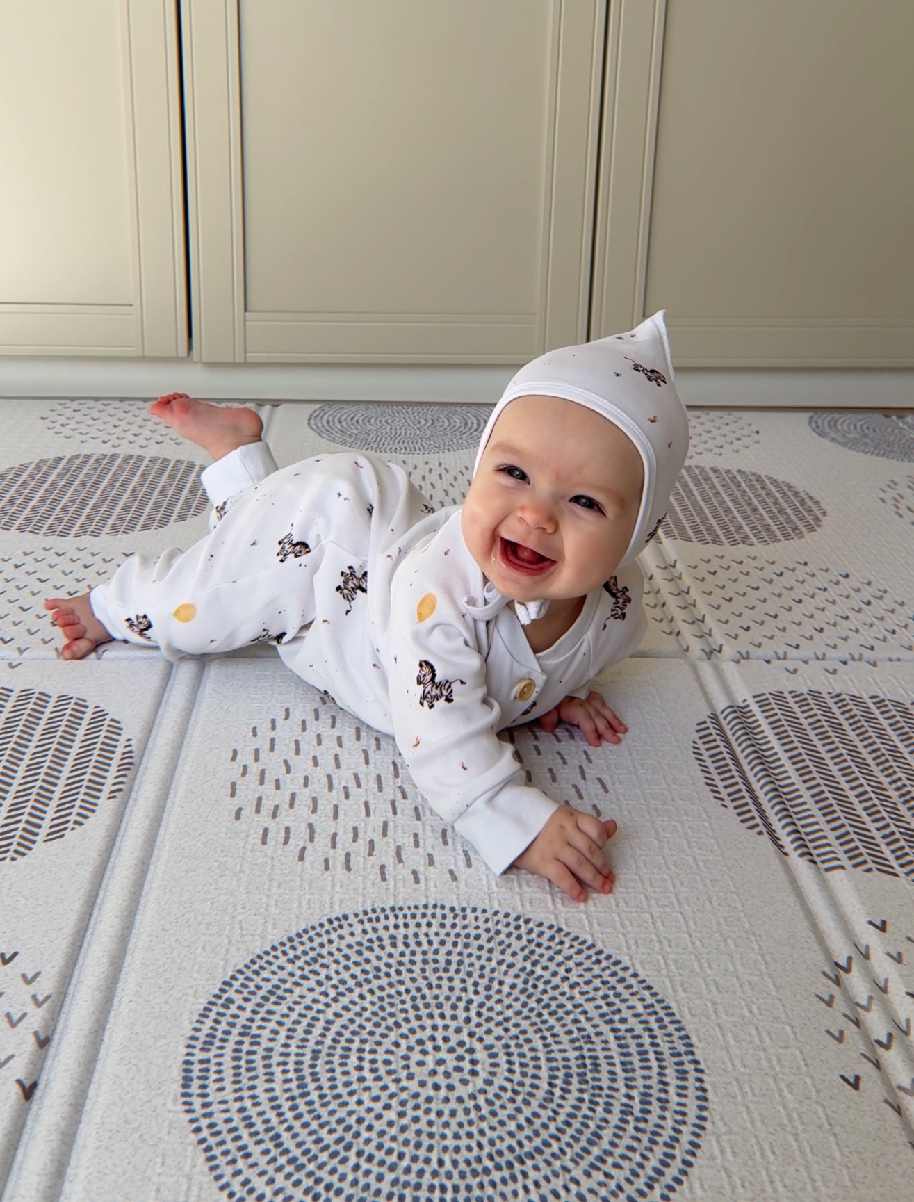 Видео Складной коврик Sillky Portable 140x200x1 см, Уютные кружочки